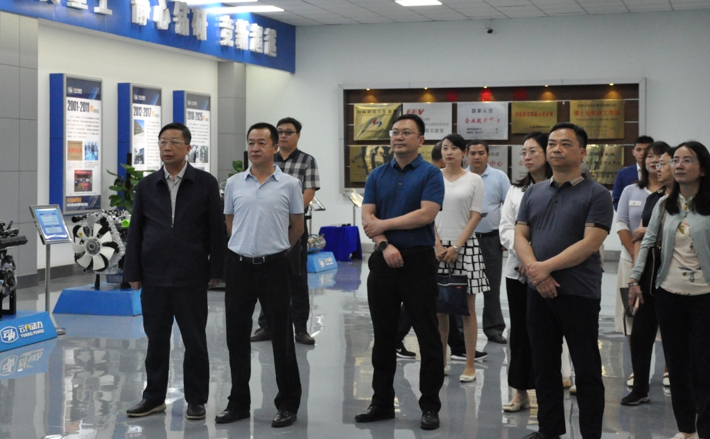 昆明市国资委党组书记王磊一行到云南尊龙人生就是博首页动力集团有限公司开展调研