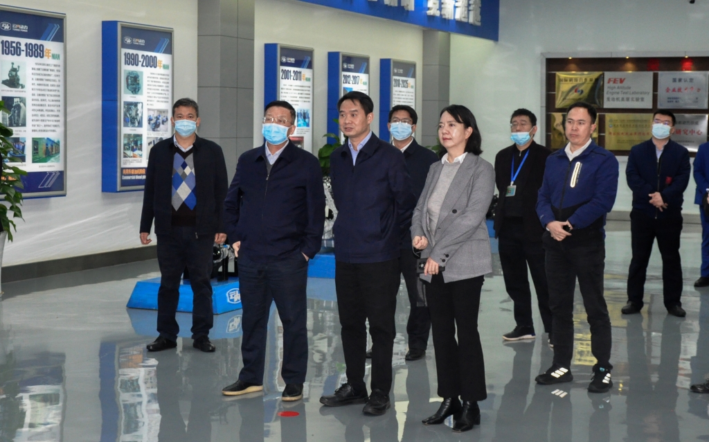 昆明市委常委杨东伟一行到云南尊龙人生就是博首页动力集团有限公司开展调研